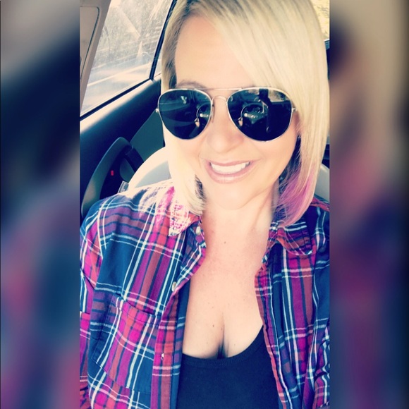 Profile Picture of Danielle Rinaldi (@pink7783) on Poshmark
