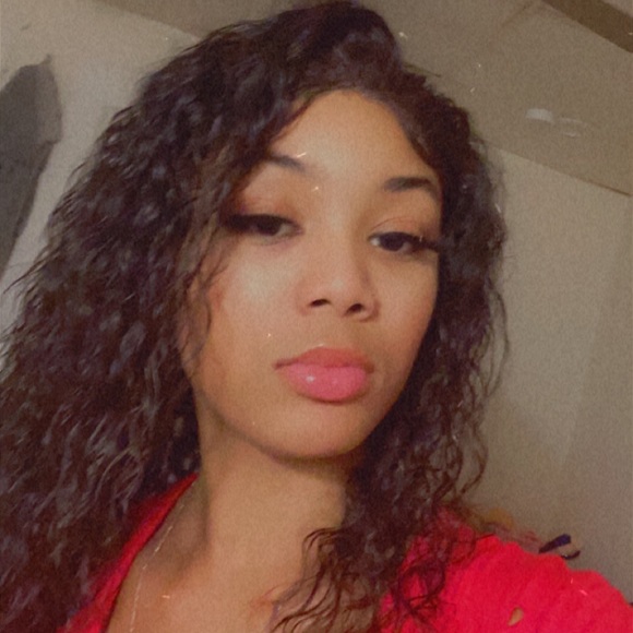 Profile Picture of Asia Manning (@asiaa2525) on Poshmark