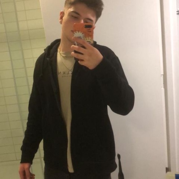 Profile Picture of Brendon Wright (@brendonwrigh686) on Poshmark