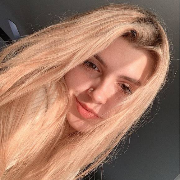 Profile Picture of Sydney Ertmer (@sydneyertmer) on Poshmark