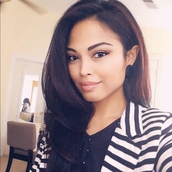 Profile Picture of Levinia Cazar (@leviniac) on Poshmark