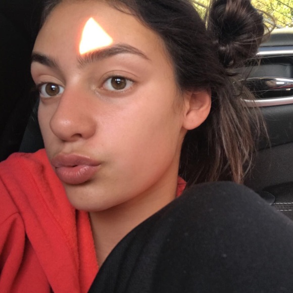 Profile Picture of Evamarie Longhitano (@_evamarie_) on Poshmark