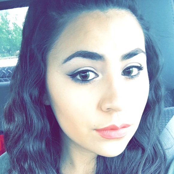 Profile Picture of Bobbi Lucero (@bobbilucero) on Poshmark