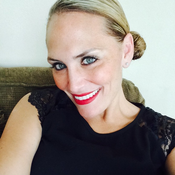 Profile Picture of Sandi Rezendez (@ssandi71381) on Poshmark