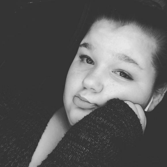 Profile Picture of Hayley Bodman (@hilarybodman) on Poshmark