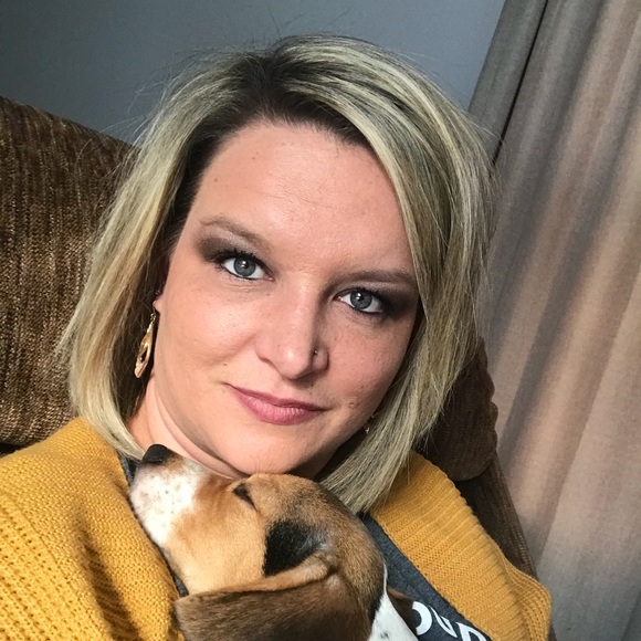 Profile Picture of Jessica Black (@jessblack27) on Poshmark