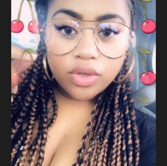 Leilani Lebelle - Poshmark Profile Picture of Leilani Lebelle (@ohhoneydarlin) on Poshmark