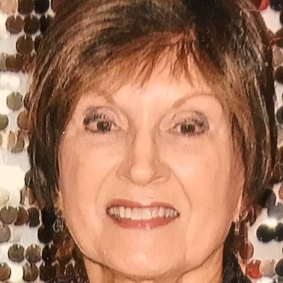 Profile Picture of Jeanette Gaul (@jeanettegaul490) on Poshmark