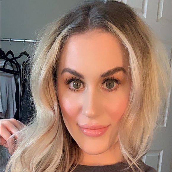 Profile Picture of Courtney Rylance (@courtneyryry) on Poshmark