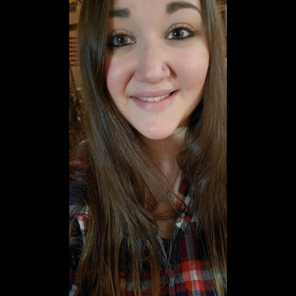 Profile Picture of Shelby Carleton (@shelbylynn802) on Poshmark