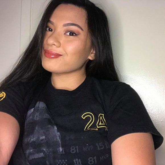 Profile Picture of Belinda cassandra Dornidon (@bdornidon) on Poshmark