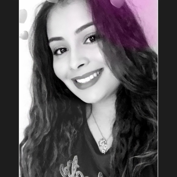 Profile Picture of Lorena Servin (@lorrser11) on Poshmark