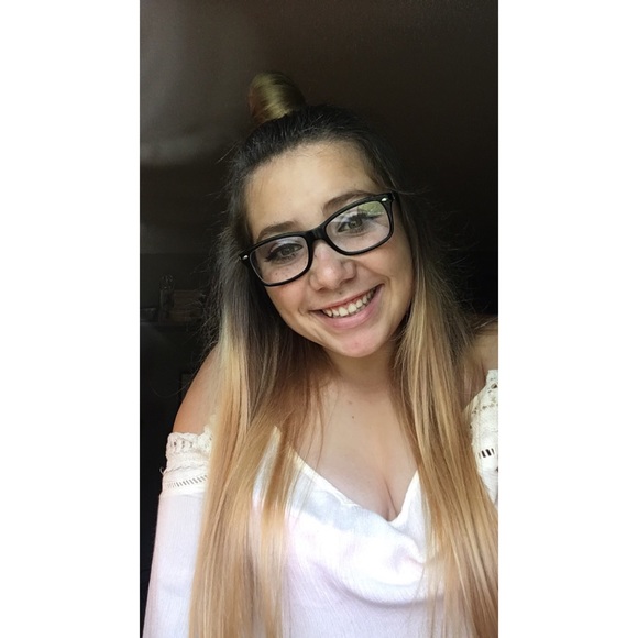 Profile Picture of Haylee Muzzillo (@hayleemuzzillo) on Poshmark