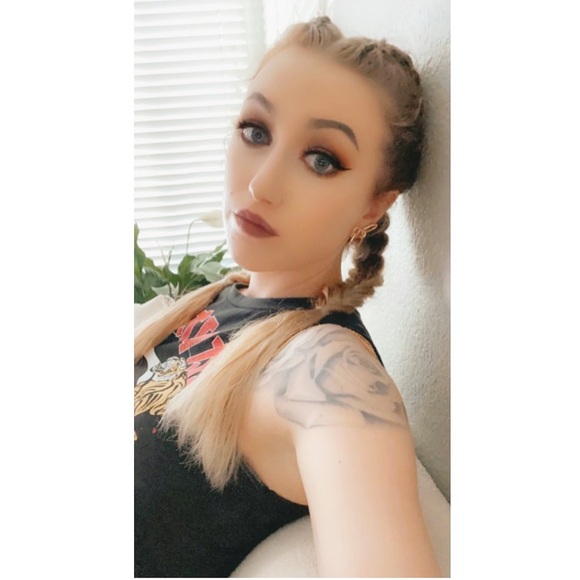 Profile Picture of Sky Davis (@skylerrae) on Poshmark