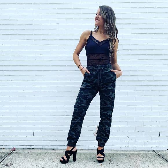 Profile Picture of Autumn Barefoot (@autumnbarefoot) on Poshmark