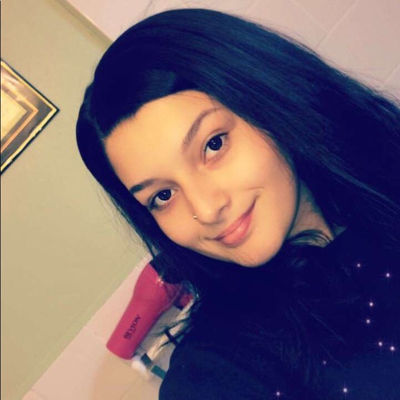 Profile Picture of Jolisana Colon (@jolisanaaa) on Poshmark