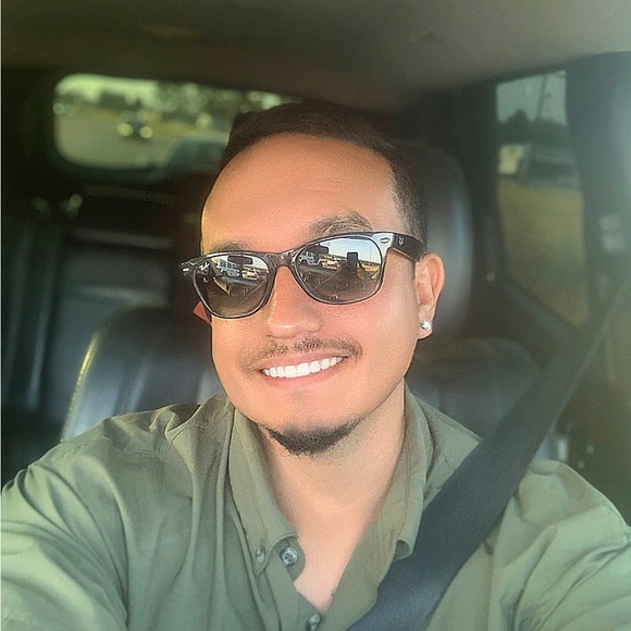 Profile Picture of Emilio Grimaldo (@emilio_grimaldo) on Poshmark