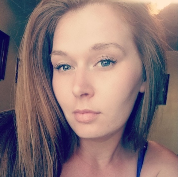 Cassie Daughtry - Poshmark Profile Picture of Cassie Daughtry (@redbihh_1) on Poshmark
