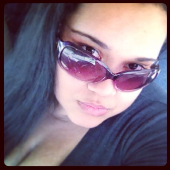Profile Picture of Kristen Mahon (@munchkinsmom) on Poshmark