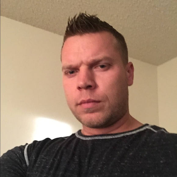 Profile Picture of Clint Makowiecki (@makowiecki) on Poshmark