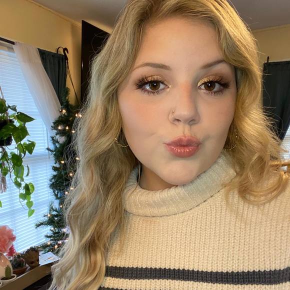 Profile Picture of Elizabeth Holsworth (@eholsworth) on Poshmark