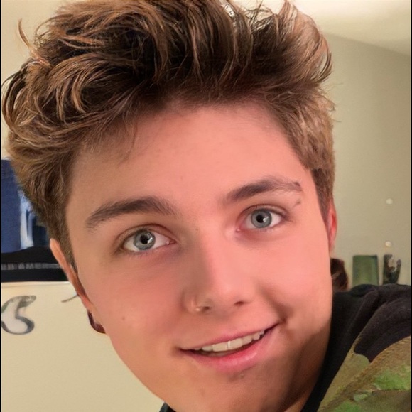 Profile Picture of Hallie Buote (@halbuote) on Poshmark