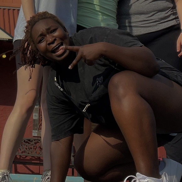 Robyne Nadine - Poshmark Profile Picture of Robyne Nadine (@robynenadine) on Poshmark