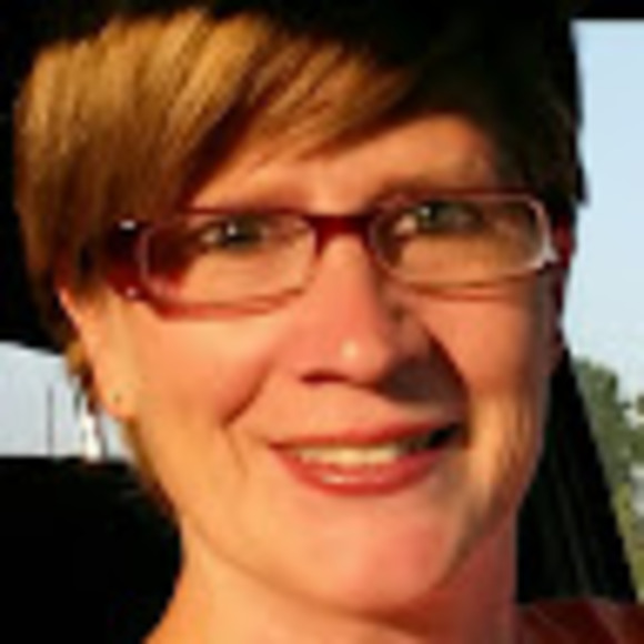 Profile Picture of Molly Holloway (@mollyhollowa188) on Poshmark
