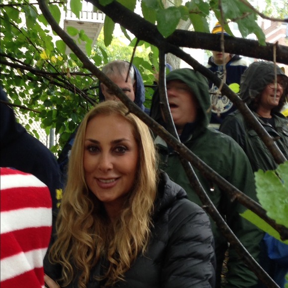 Profile Picture of Karen Serure (@karenserure) on Poshmark