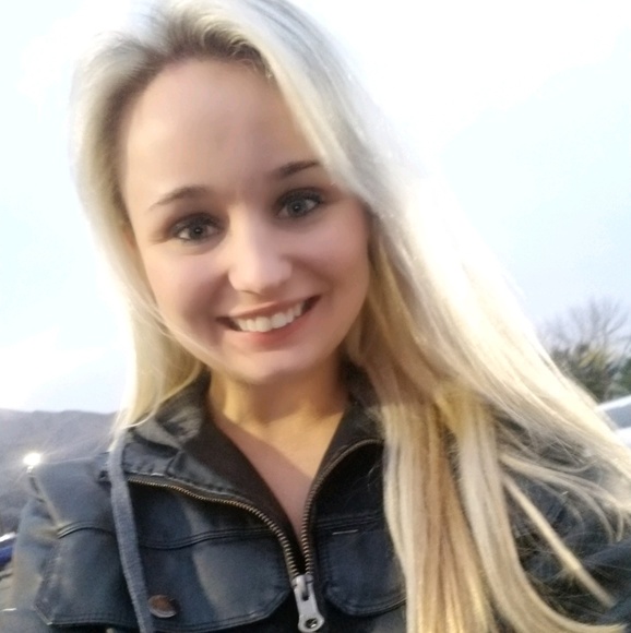 Profile Picture of Tina Andersen (@tinaandersen) on Poshmark