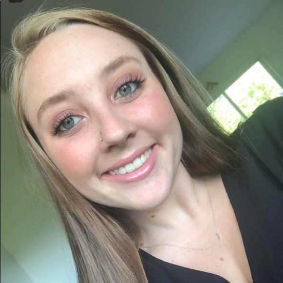 Profile Picture of Stephanie Snowdon (@stephaleigh11) on Poshmark