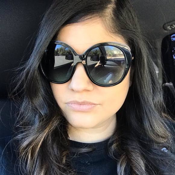 Profile Picture of Reyna Neuroth (@neuroth) on Poshmark