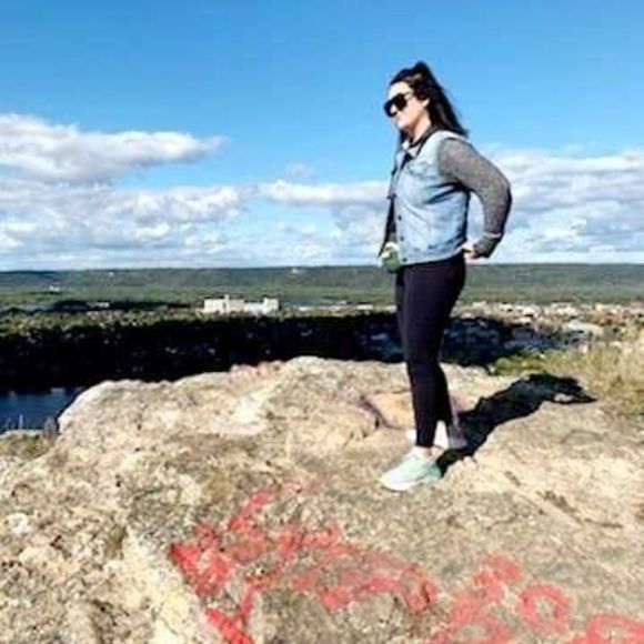 Profile Picture of Leah Lachinsky (@leahlachinsky) on Poshmark