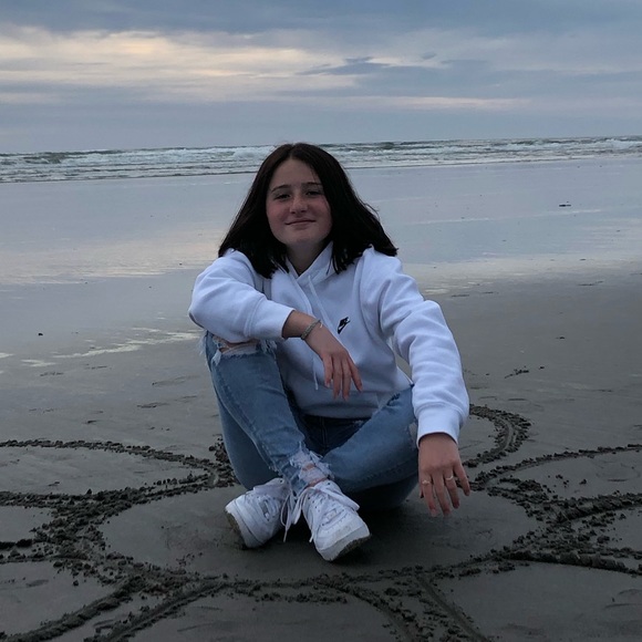 Sophia Broten - Poshmark Profile Picture of Sophia Broten (@sophiabroten) on Poshmark