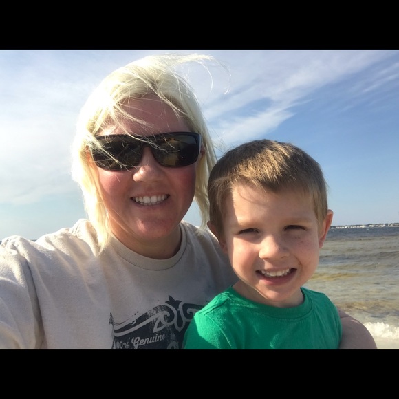 Lauren Feltmann - Poshmark Profile Picture of Lauren Feltmann (@lkfelt02) on Poshmark