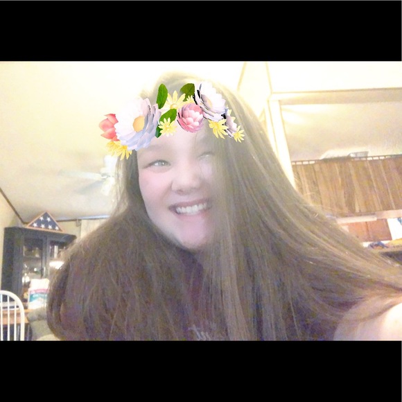 Profile Picture of Chloe Covert (@chlo_cov26) on Poshmark