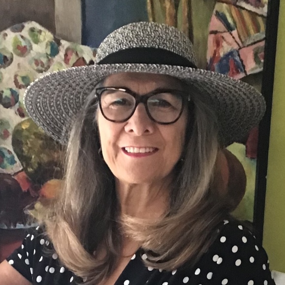 Profile Picture of Lynda Lapointe (@lyndalapointe) on Poshmark