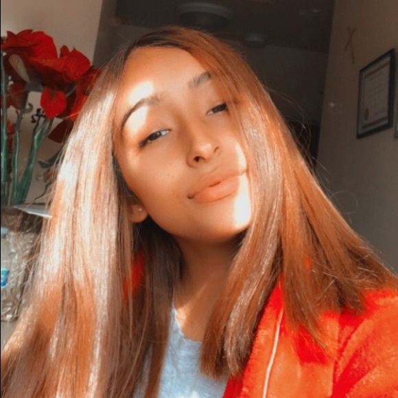 Profile Picture of Daniela Araujo (@ellaraujo519) on Poshmark