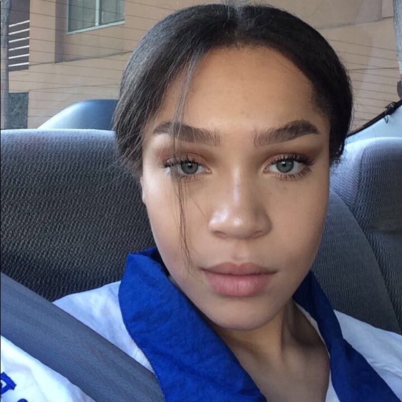 Profile Picture of Shellie Gillespie (@srgxoo) on Poshmark