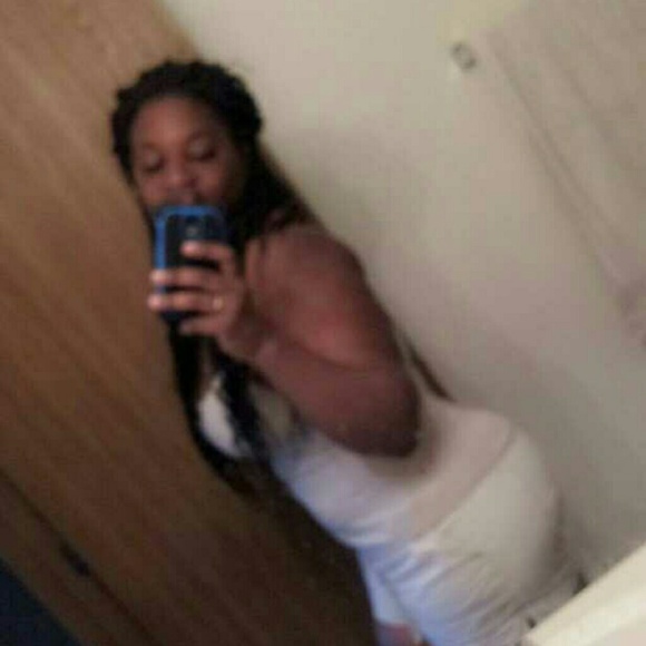Profile Picture of Awa Ndiaye (@fleurdetigre) on Poshmark