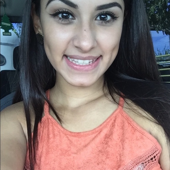 Profile Picture of Beverly Martinez (@beverlyr_) on Poshmark