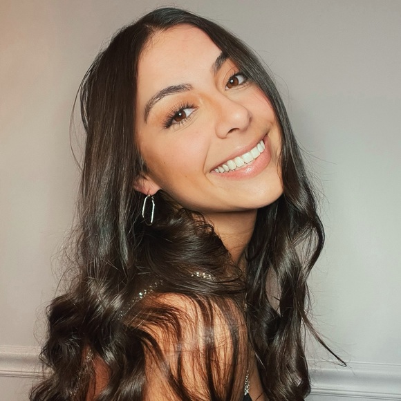 Profile Picture of Julia Diaz (@juliadiaz333) on Poshmark