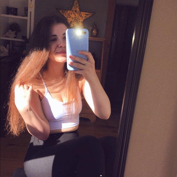 Profile Picture of Allie Gummoe (@alliegummoe) on Poshmark