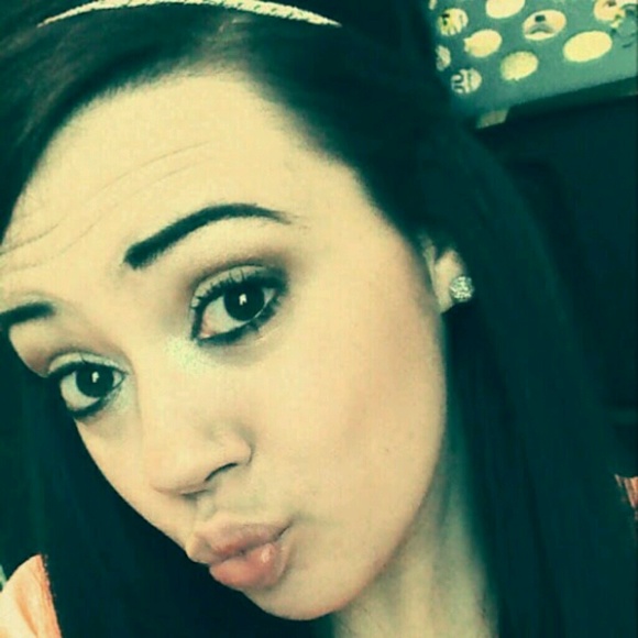 Profile Picture of Kellie Crain (@kellierenee40) on Poshmark