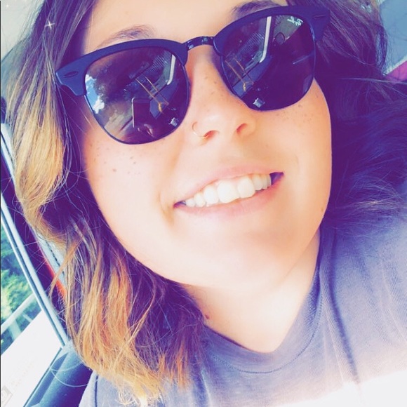 Profile Picture of Carissa Seror (@carissaseror) on Poshmark