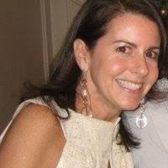 Profile Picture of Lisa Hobbs (@lisahobbs184) on Poshmark