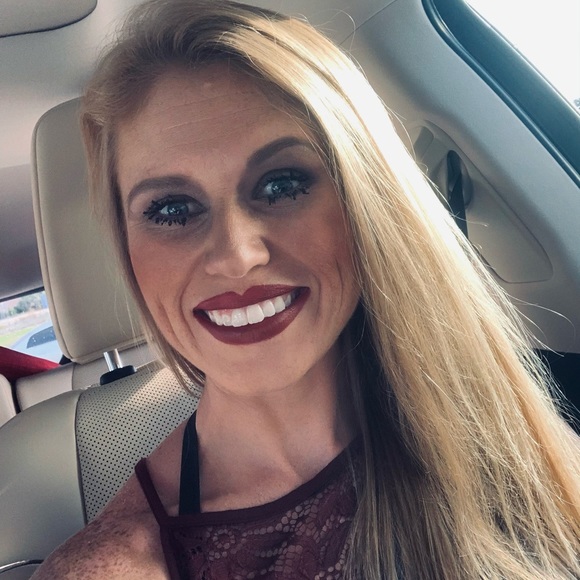 Profile Picture of Danielle Gantt (@danielle_gantt) on Poshmark