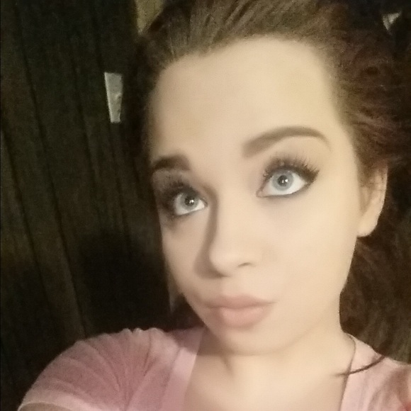 Profile Picture of Alexis Willette (@lexx8690) on Poshmark