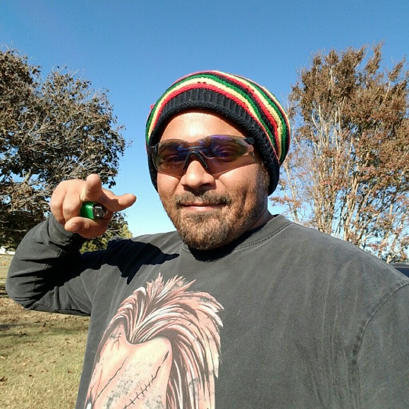 Profile Picture of Robert Algee (@corypete) on Poshmark