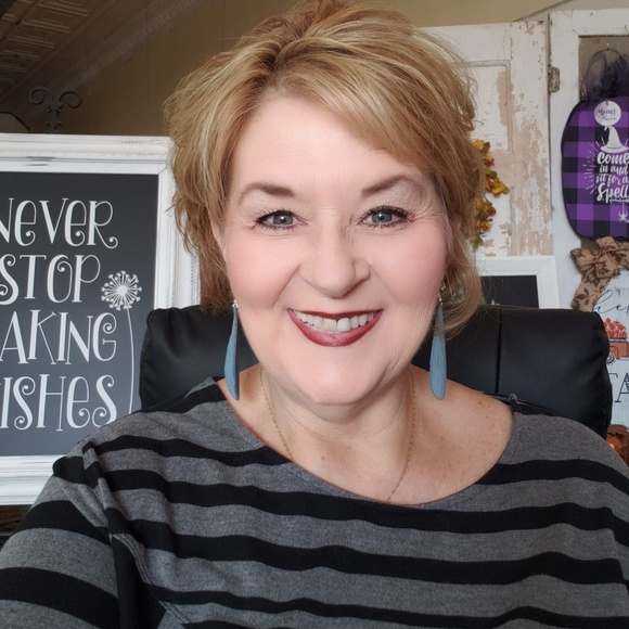 Profile Picture of Laura Conley (@lconley86) on Poshmark